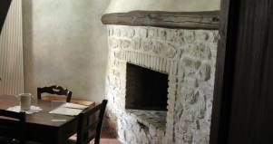 Rivestimento camino in legno albergo Robur Marsorum